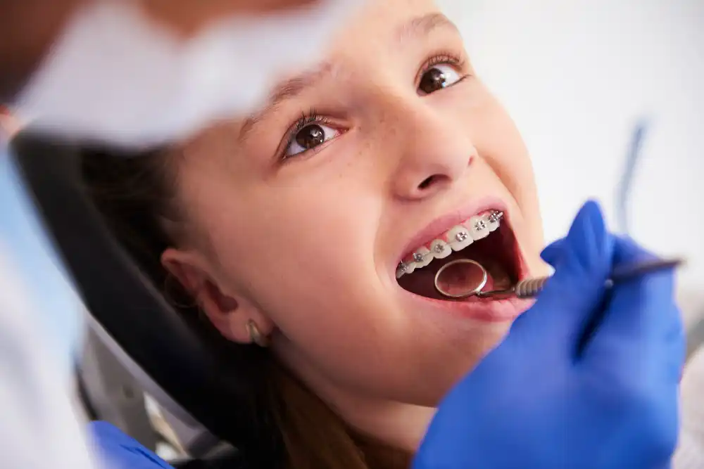 jeune fille chez l'orthodontiste