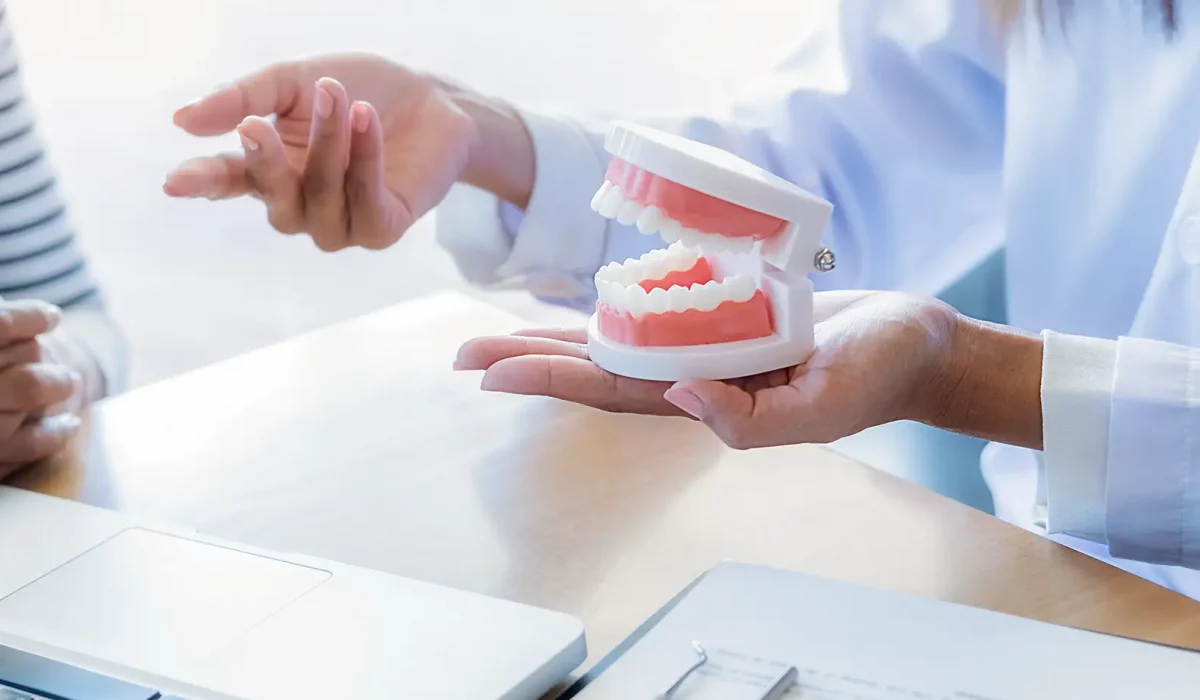 dentiste qui explique les bonnes pratiques à un patient