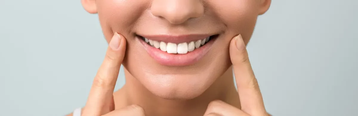 sourire avec dents blanches d'une femme